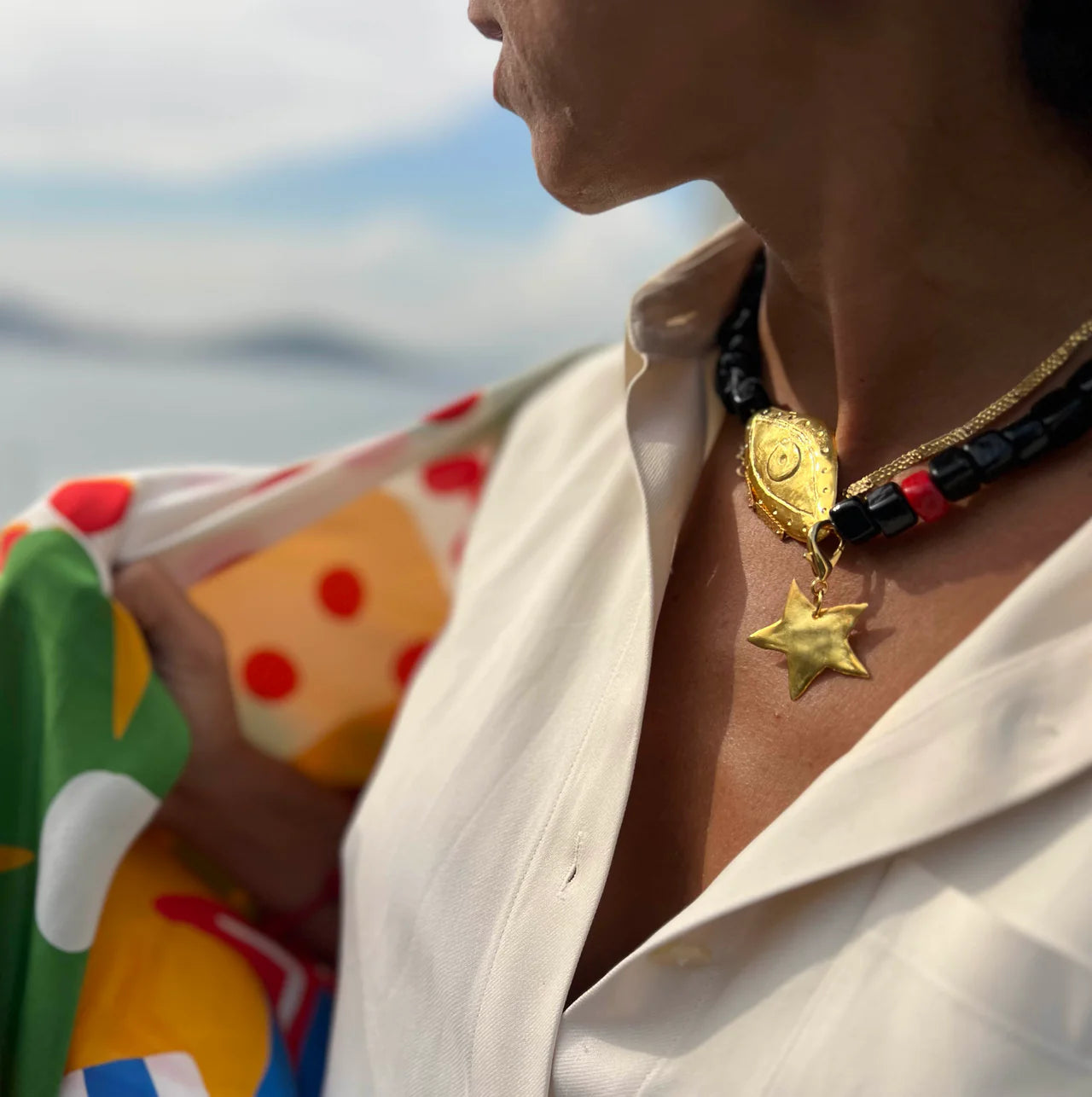 Collier doré Tanti & Co – porté sur modèle