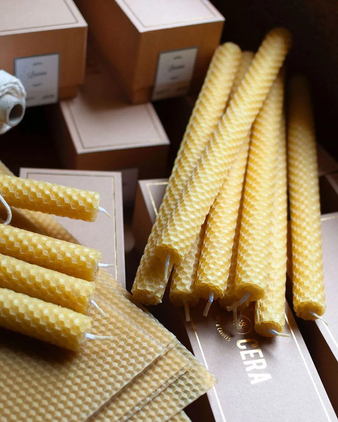Bougies Lucienne en cire d'abeille gaufrée roulées à la main avec mèches en coton bio.