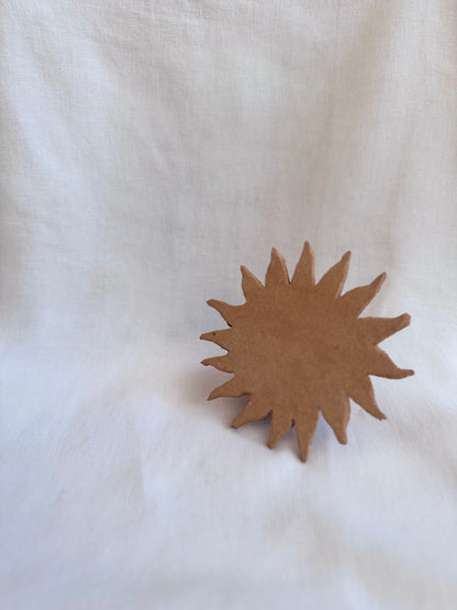 Patère soleil en grès brut – objet déco mural artisanal Sunstudio Paris