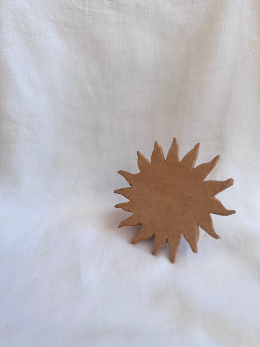 Patère soleil en grès brut