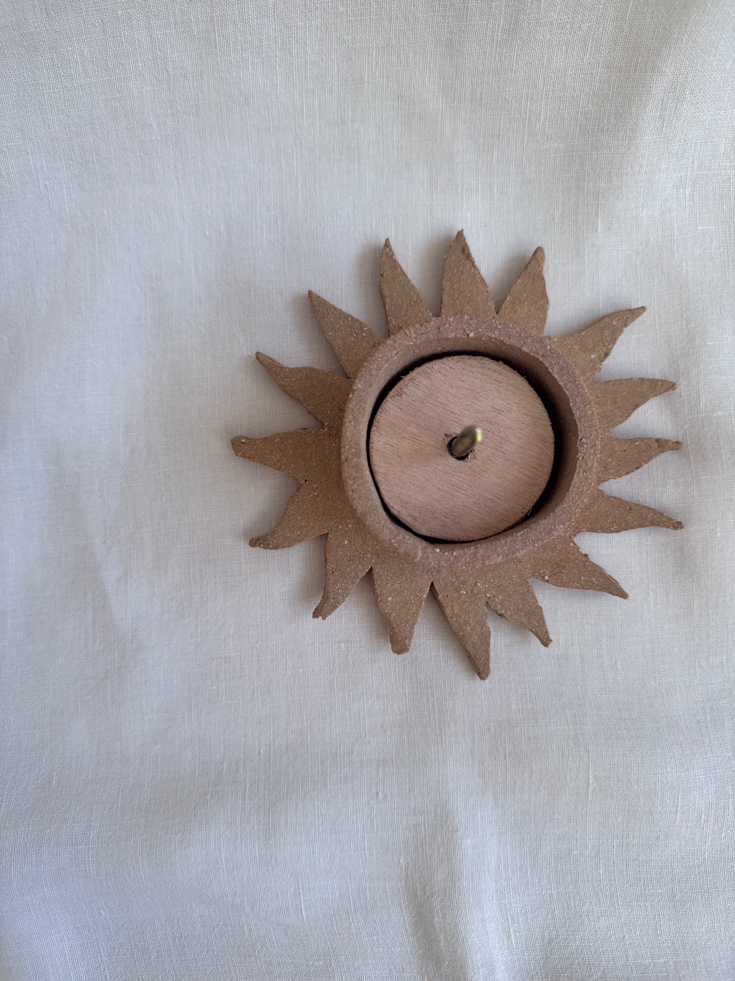 Patère soleil en grès brut