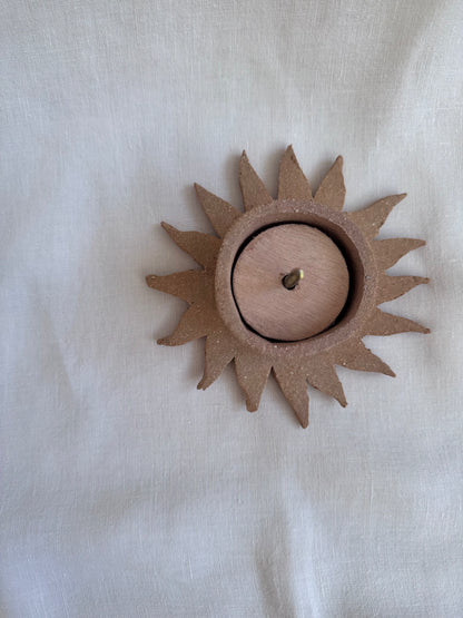 Patère soleil en grès brut