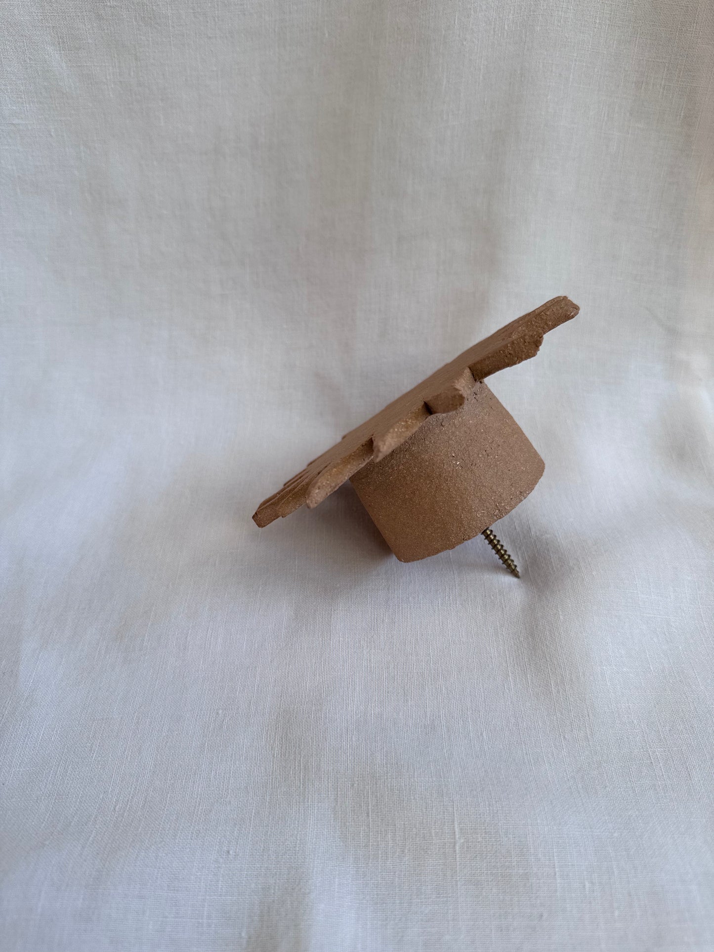 Patère soleil en grès brut