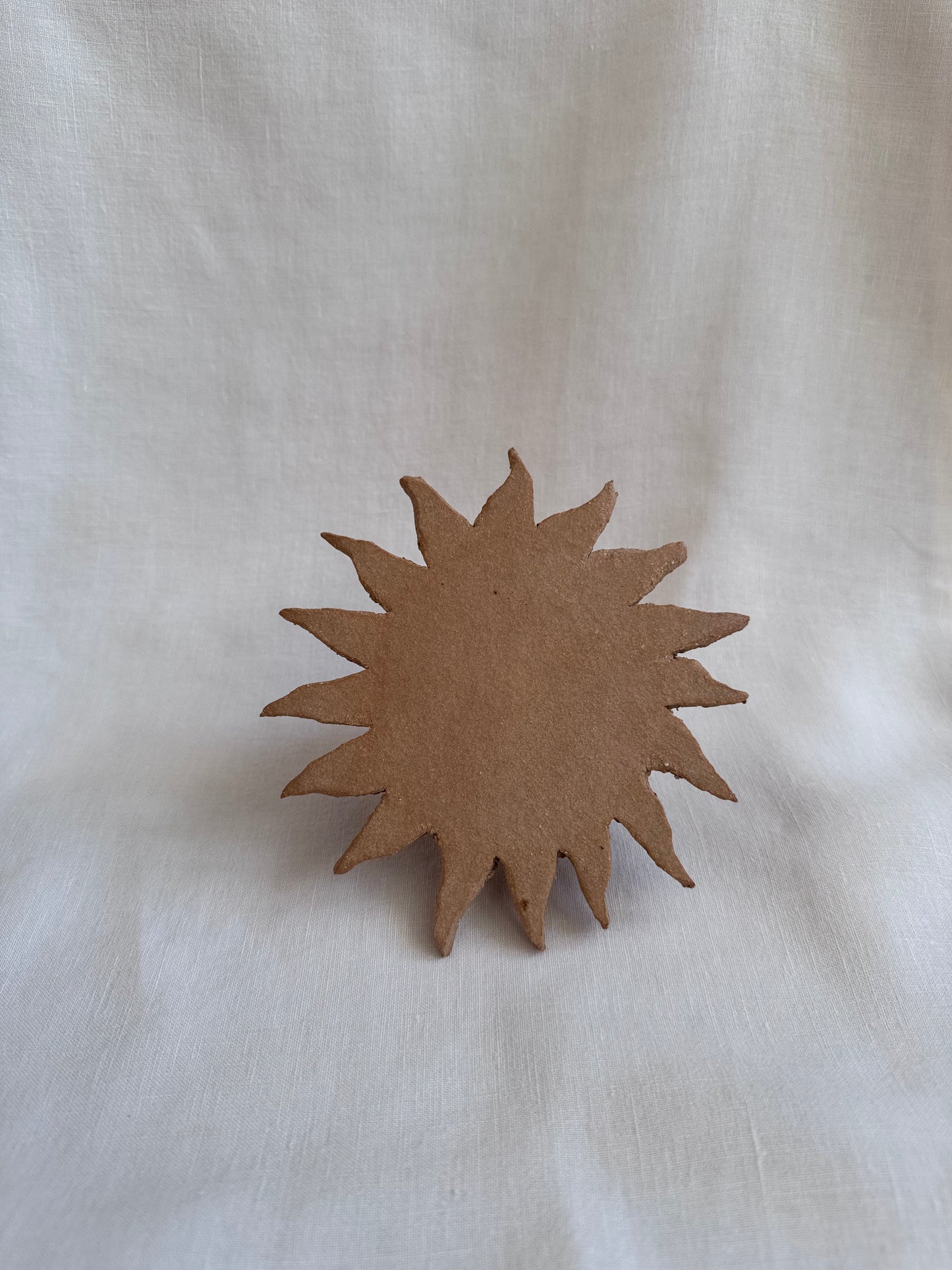 Patère soleil en grès brut