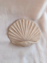 Coquillage mural en grès blanc brut façonné à la main – Lava Objects