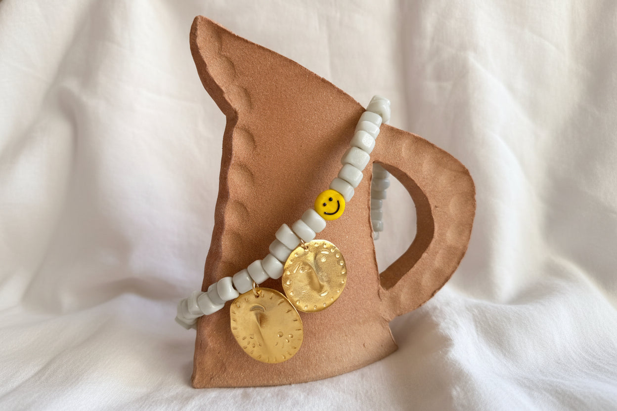 Détail collier Tanti & Co – pendentif doré artisanal