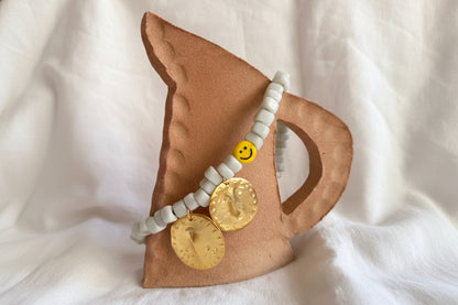 Détail collier Tanti & Co – pendentif doré artisanal