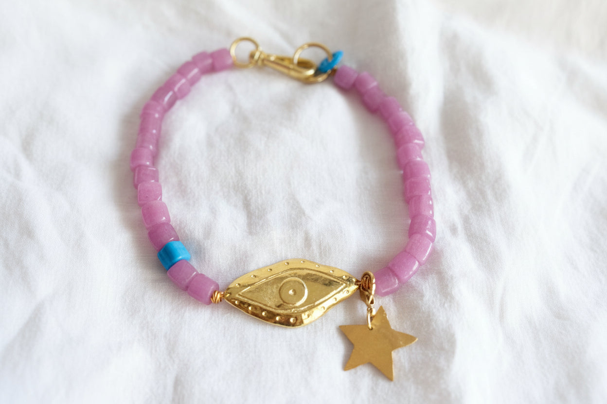Détail collier Tanti & Co – pendentif doré artisanal