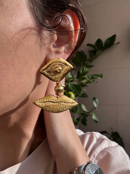 Détail boucles golden eye and lips – motifs œil et lèvres dorés