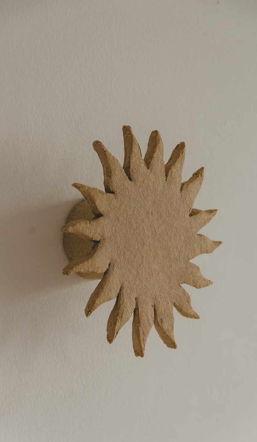 Détail patère soleil grès brut – finition mate texturée