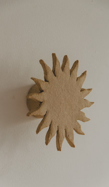 Détail patère soleil grès brut – finition mate texturée